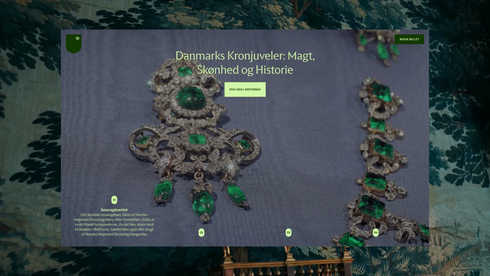 The Crown Jewels exhibition hero: a photograph of the emerald parure under the title “Danmarks Kronjuveler: Magt, Skønhed og Historie”, with numbered hotspots over individual pieces and the first one opened to reveal its caption.